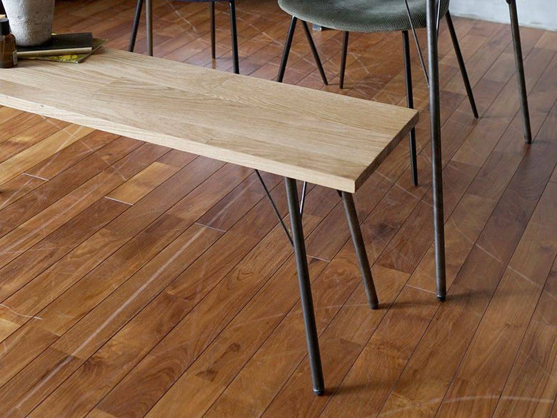 アデペシュsouベンチと木製フローリング