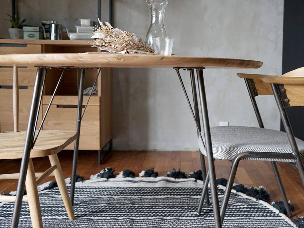 オーク突板とアイアン脚のラウンドダイニングテーブル