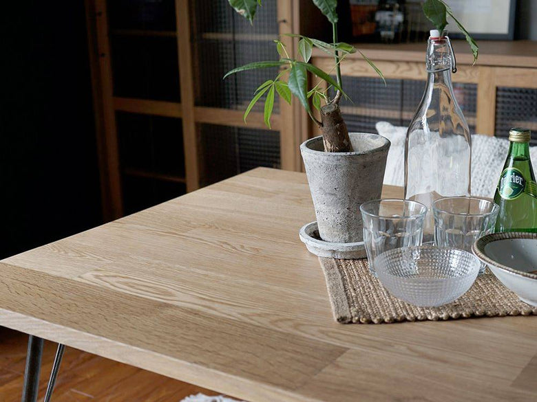 アデペシュ製オーク突板とアイアン脚のダイニングテーブル