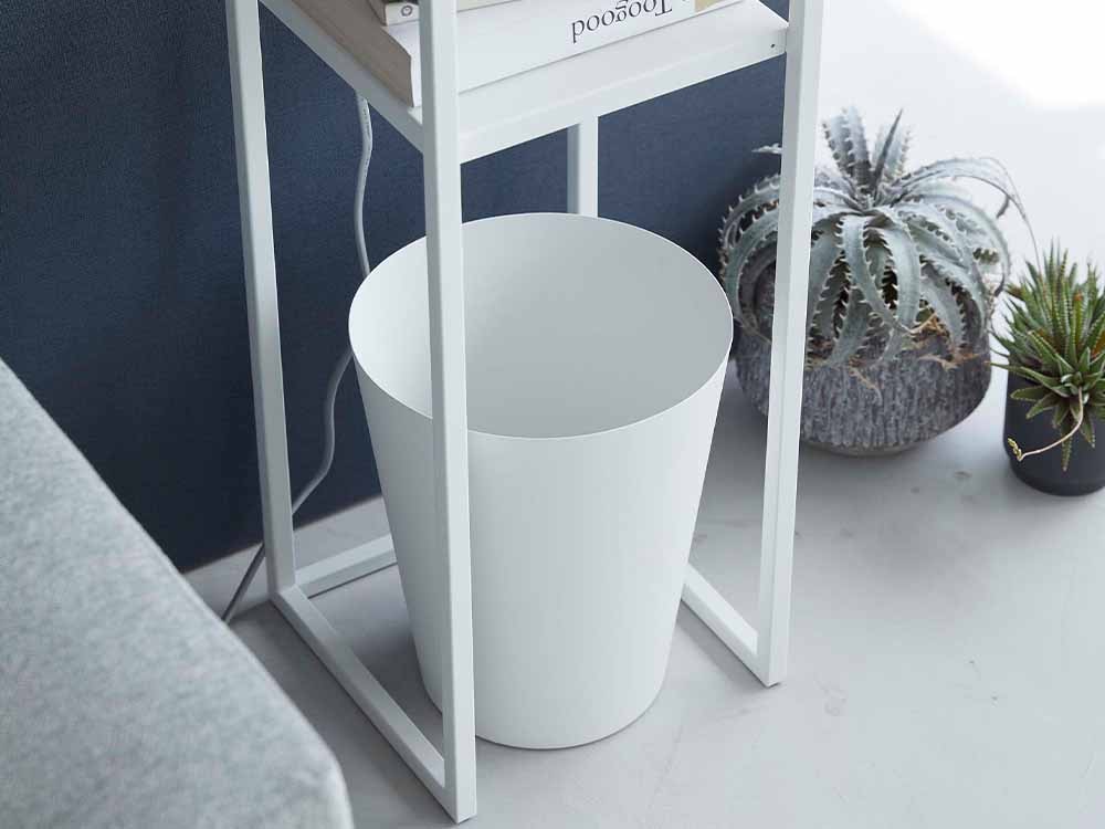 towerブランドのスチール製加湿器スタンドと花瓶