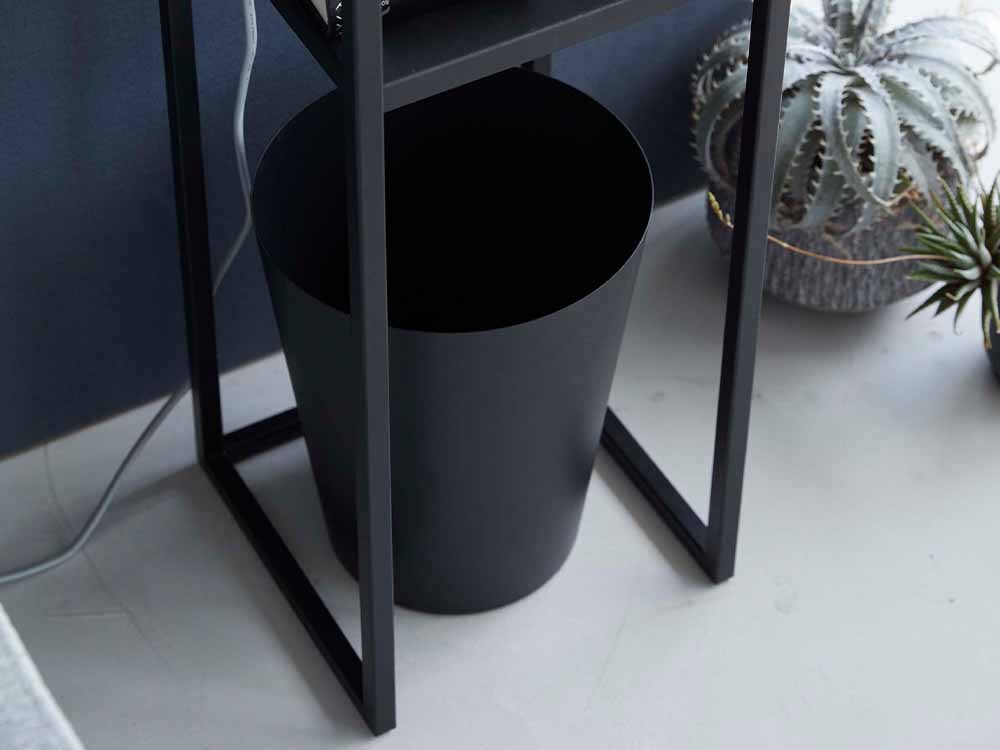 タワー加湿器スタンドに観葉植物と花瓶が置かれた棚