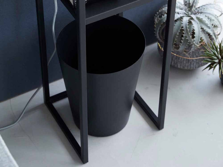 タワー加湿器スタンドに観葉植物と花瓶が置かれた棚