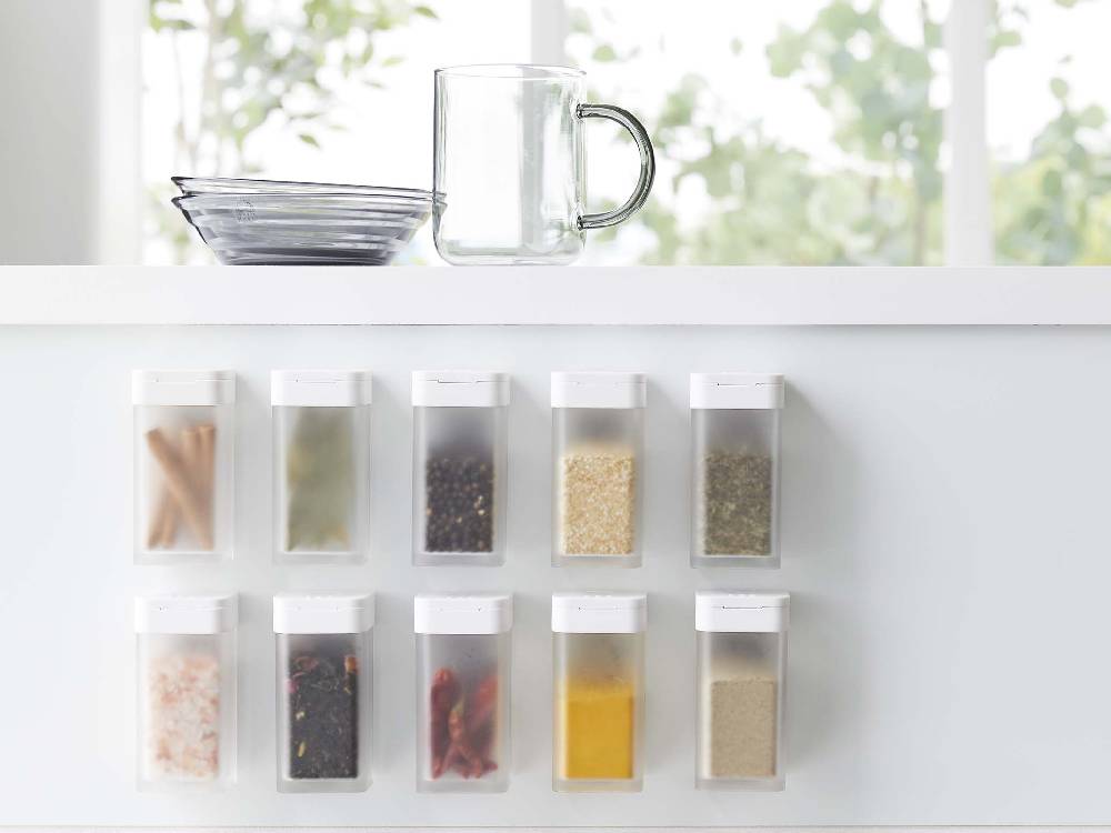 タワーのマグネットスパイスボトルが棚に置かれた画像