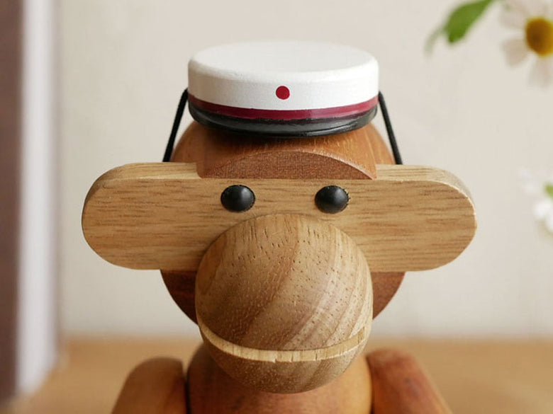 カイ・ボイセン製のビーチ材仕上げの木製猿フィギュア、学生帽をかぶったデザイン