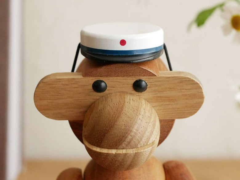 カイ ボイスンの木製スチューデントキャップをかぶったサルのフィギュア