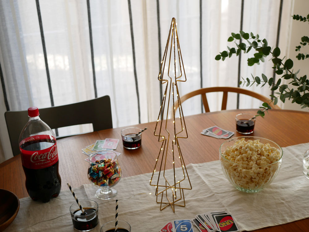 Horn Please製のLEDライトフレームワークツリー。鉄製フレームにLEDライトが組み込まれ、室内を彩る装飾用ツリーです。