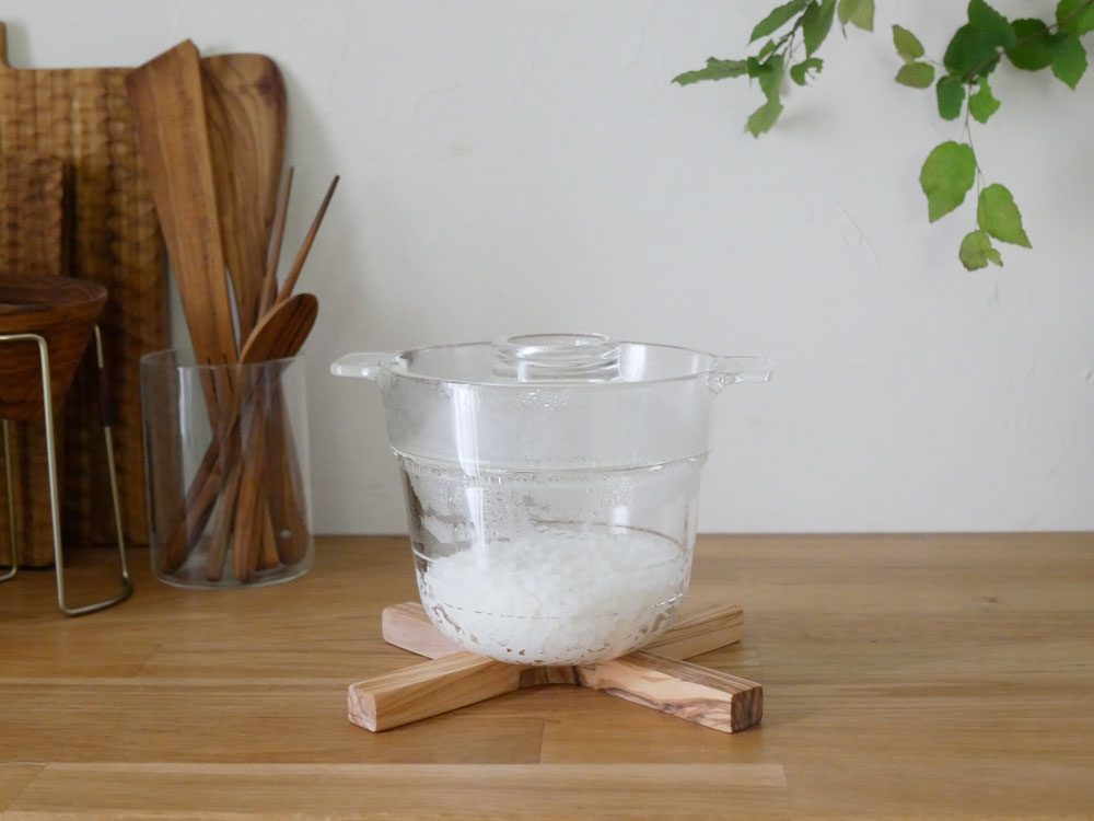 HARIOの耐熱ガラス製「一膳屋」、シリコーンゴム付き蓋で電子レンジ対応の半合用容器