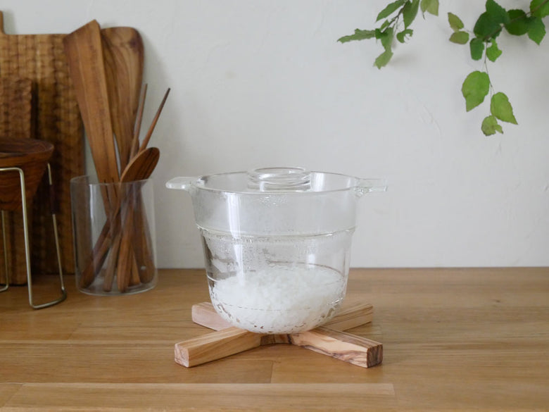 HARIOの耐熱ガラス製「一膳屋」、シリコーンゴム付き蓋で電子レンジ対応の半合用容器