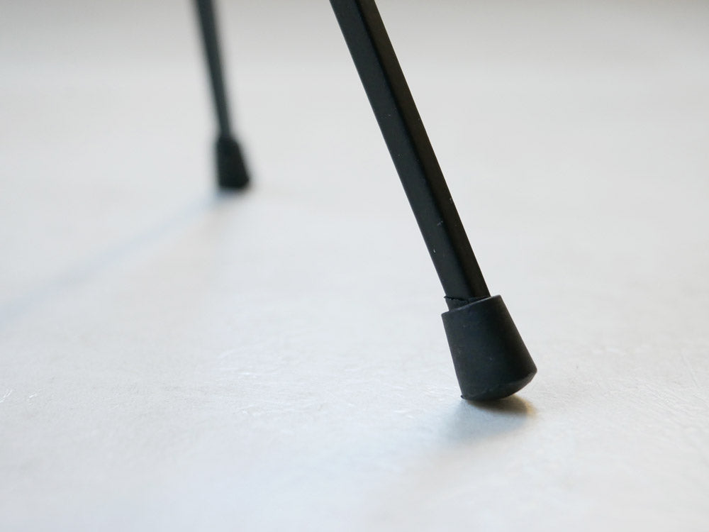 ポッシュリビングのアイアン製トライポッドスタンド、滑り止め付き