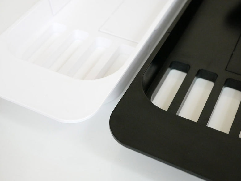 Yamazakiの伸縮式タワーバスタブトレー【tower/タワー】が浴槽内に取り付けられている様子