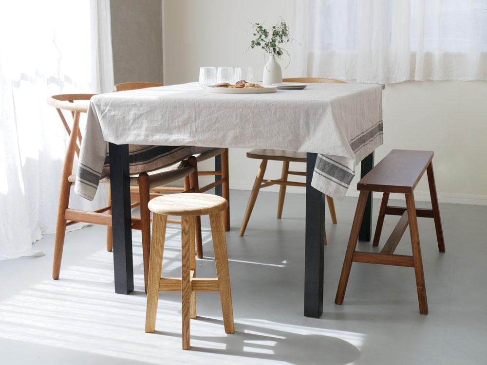 松野屋製の手作りタモ材丸椅子、ナチュラルオイル仕上げで温かみのあるデザイン