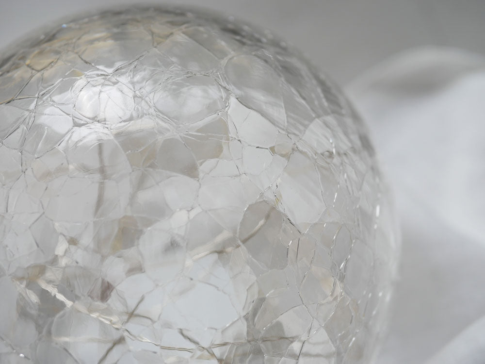 Horn Pleaseの「イグルー」ガラスドーム型LEDライト。透明なガラスカバーと内蔵LEDを使用した装飾用ランプ