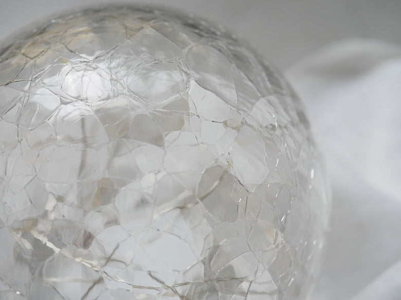 Horn Pleaseの「イグルー」ガラスドーム型LEDライト。透明なガラスカバーと内蔵LEDを使用した装飾用ランプ