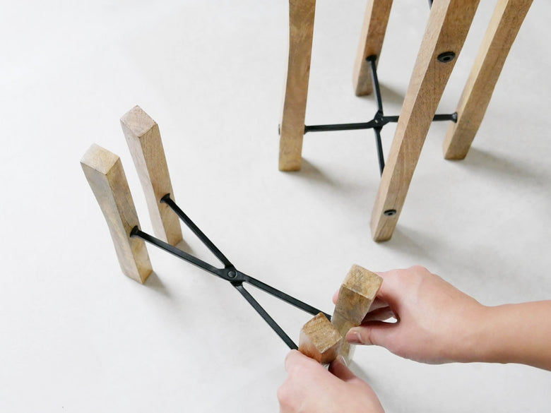 ポッシュリビングのマンゴーウッドとアイアンの折りたたみポットスタンド