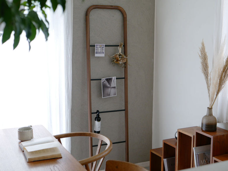 NOWHERE LIKE HOMEのオーク無垢材スタンドミラーとスチール製ラダーハンガーが配置されたナチュラルな室内インテリア