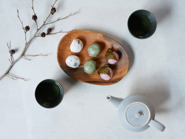 自然な風合いの手作り磁器「SAKUZAN Saraポット」とカップ、ボウル、プレートが並べられたテーブルウェアセット