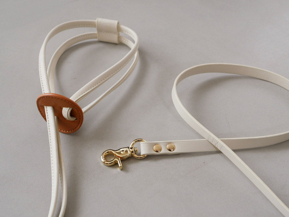 Horn Please MADEのヴィーガンレザー製小型犬用ドッグリード。幅1.2cm、長さ200cmのシンプルでエレガントなデザイン。