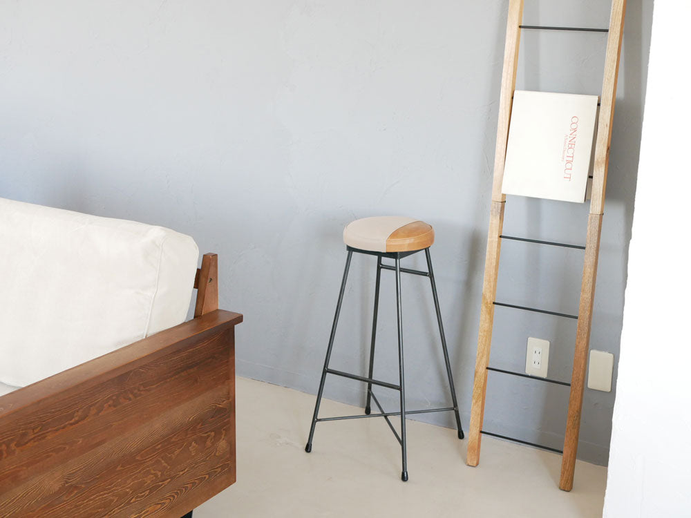 SIKAKUのtwo toneスツール。牛革とキャンバスの座面にクリアラッカー塗装された鉄脚を組み合わせたデザインです。