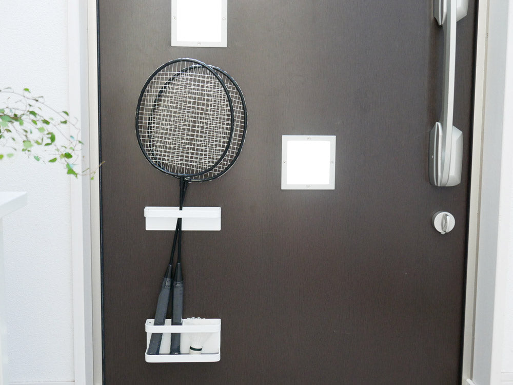 マグネット式傘立てに傘が掛かっている