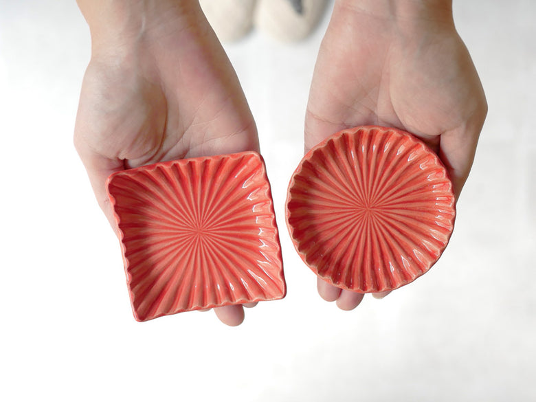 俊峰陶苑の花あかり角箸置き、手作りの自然な風合いを持つ陶器製で花模様が施され、サイズは35mm×H8mm