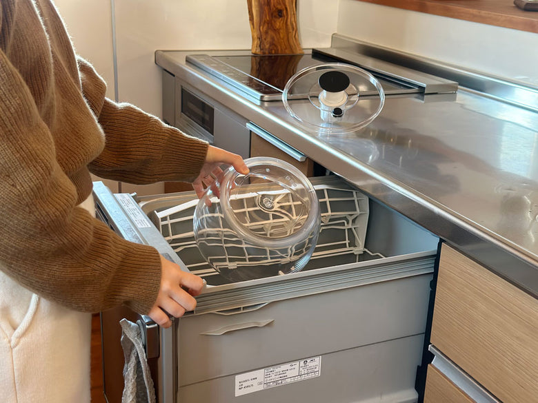 OXOブランドのクリアサラダスピナー小型。透明なボウルとステンレス製フタを備えたキッチン用サラダスピナー。