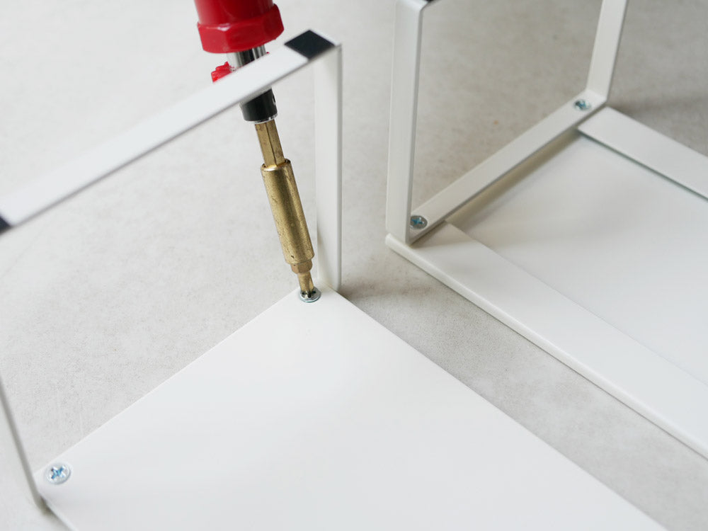 Yamazakiの伸縮式スチール製シューズラックが下駄箱内に設置されている様子