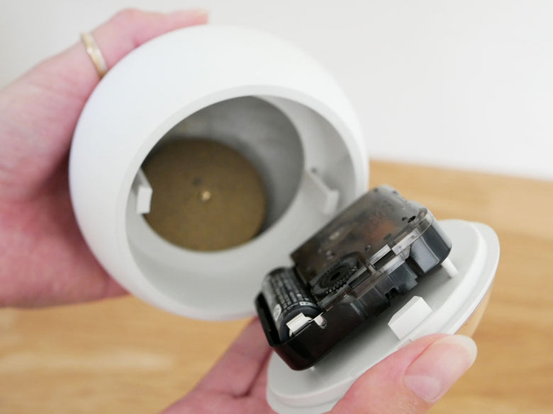 レムノスのearth clock、アルミとアクリル素材のデザイン時計