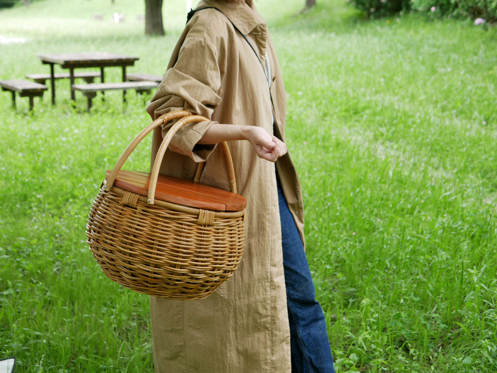 ラタンの蓋がテーブルになるバスケット