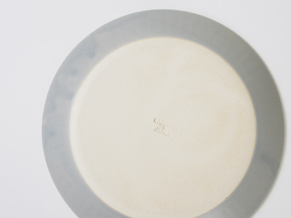 SAKUZANのStripeシリーズ、ホワイト磁器製丸皿。シンプルで洗練されたデザインのプレートの写真。