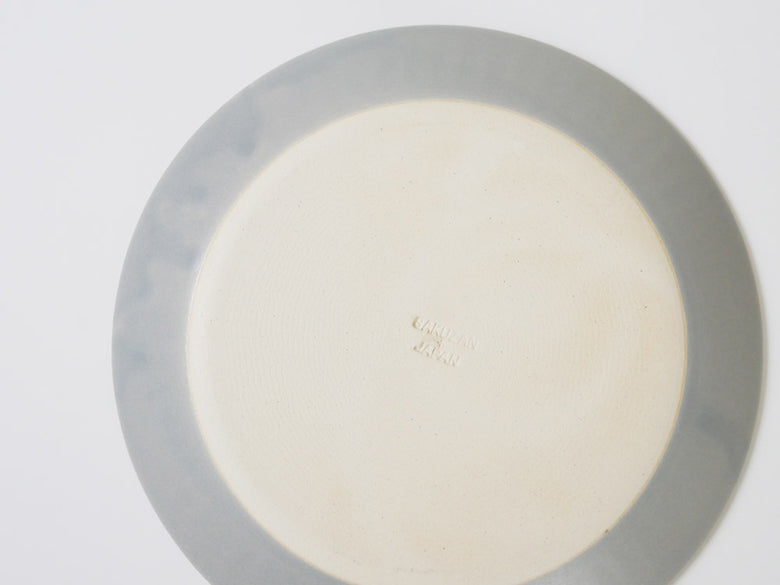 SAKUZANのStripeシリーズ、ホワイト磁器製丸皿。シンプルで洗練されたデザインのプレートの写真。