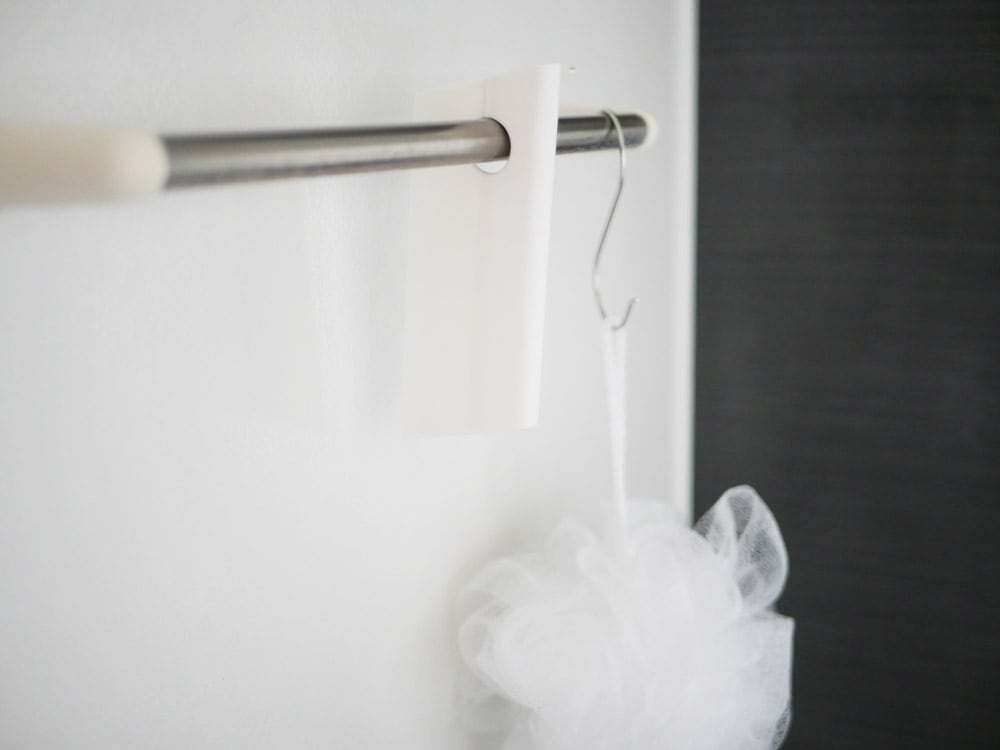 銀色のスキージー ミニがハンガーに吊るされています