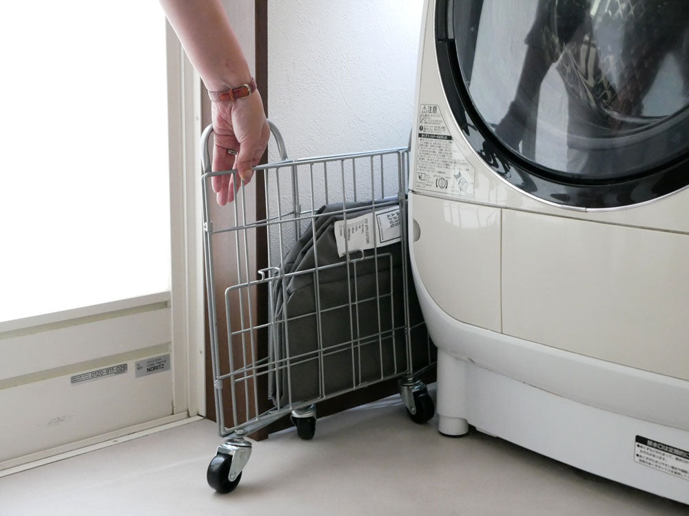 BRIDブランドのWIRE ARTS&PRO ランドリーストレージ28L。スチール製ワイヤーフレームにポリエステルとコットンの中袋が組み込まれ、キャスター付きの洗濯物収納ボックス。