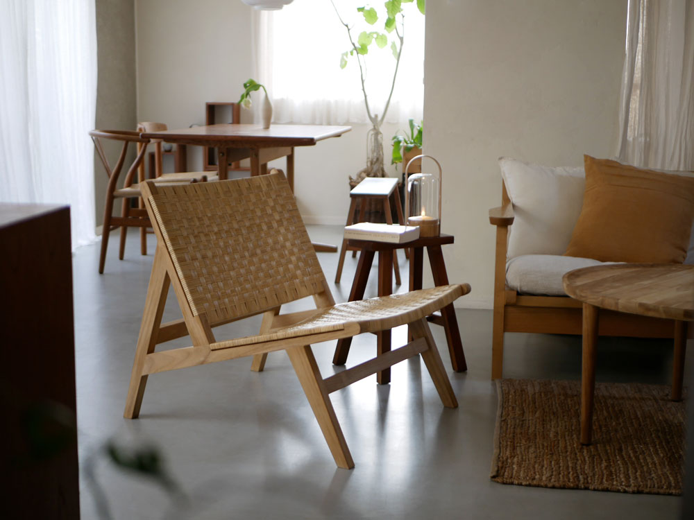 &CraftのTUSKER 1Pラウンジチェア。チーク無垢材とラタンを使用したシンプルでスタイリッシュなシングル用椅子