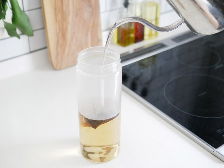 水が入ったキントーCAPSULEウォーターカラフェ1L