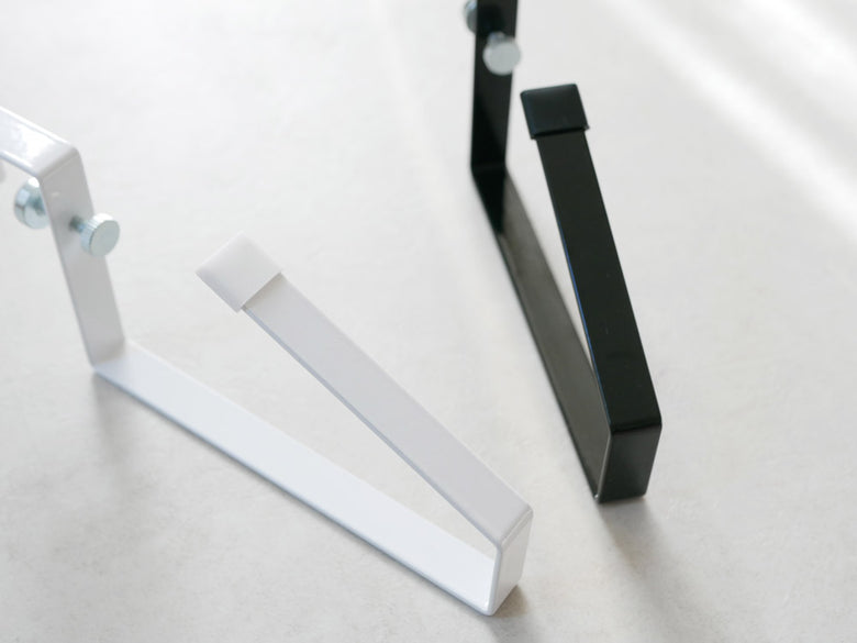 洗面戸棚下に設置されたYAMAZAKIタワータンブラーホルダー