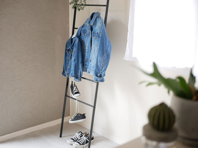 スチール製ラダーハンガーと収納棚が並ぶ様子