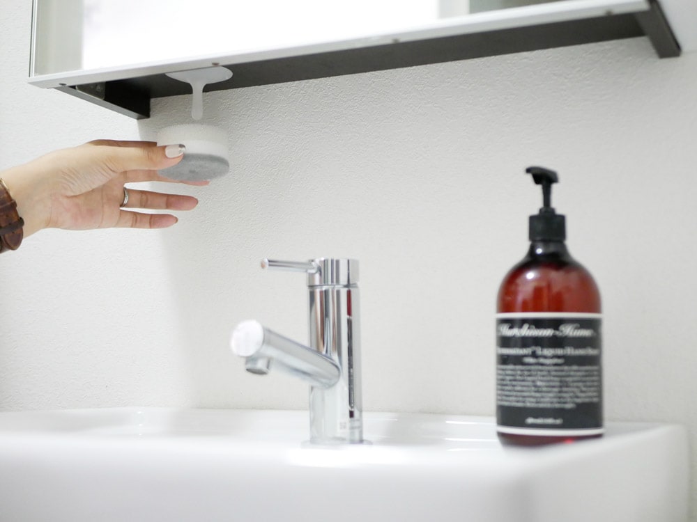 洗面台にPOCO吸盤付き洗面スポンジを設置