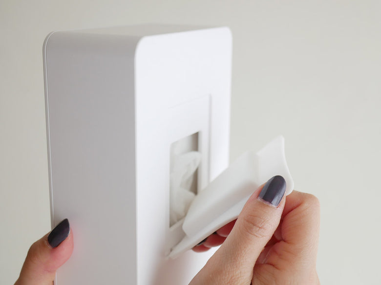 タワーのマグネットウェットシートホルダーが壁に設置されている