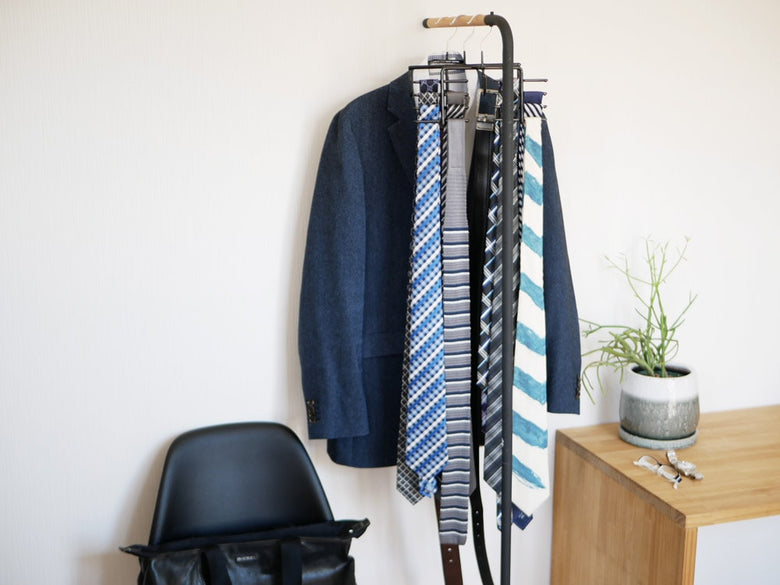 デニム製の洋服ハンガーとバッグ