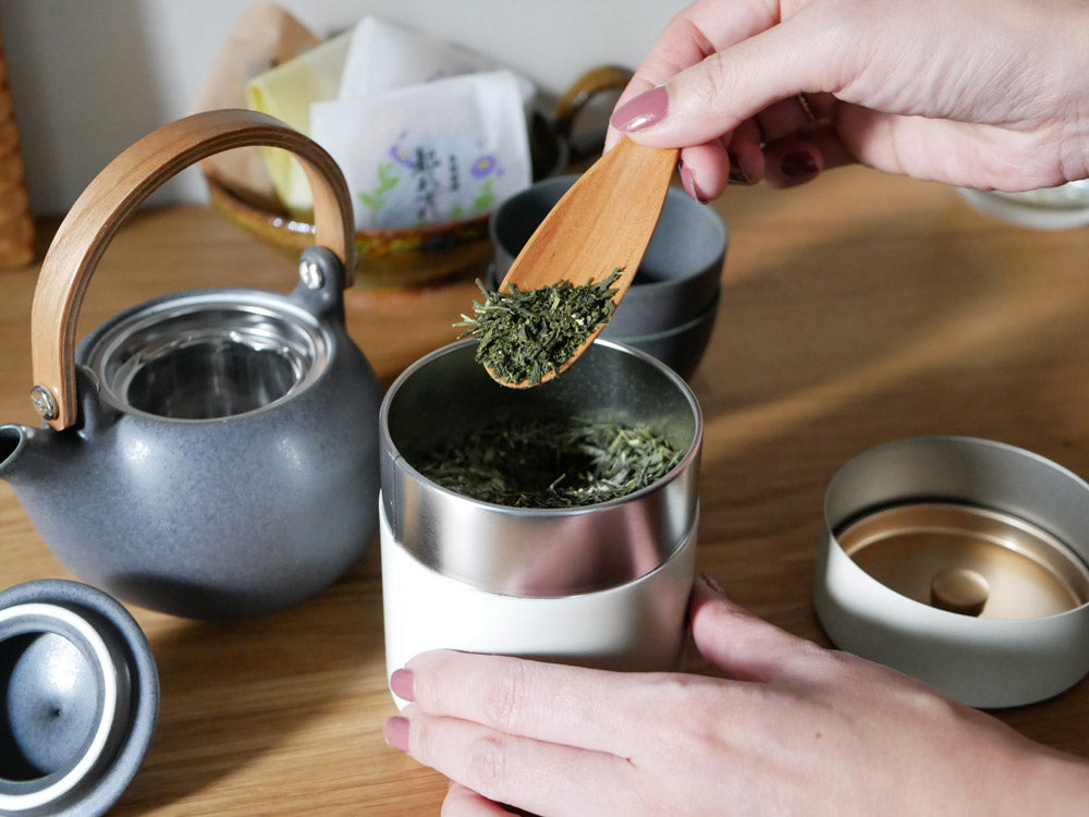SALIUのブリキ茶缶と天然木茶さじ