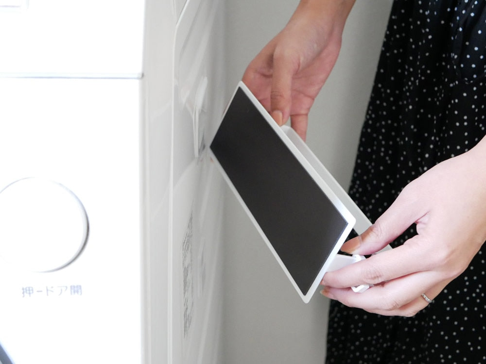 towerブランドのマグネットバスブーツホルダー。スチール製でマグネットと3つのフックが付いています。