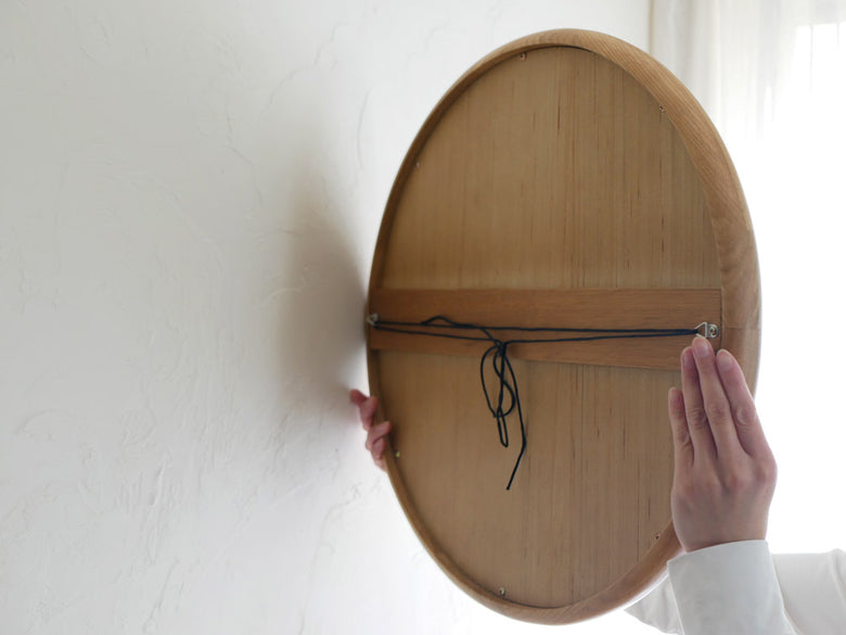 NOWHERE LIKE HOME製のオークまたはウォールナット無垢材を使用した丸型木製フレームミラー