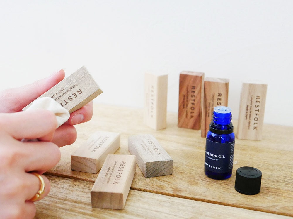 REST FOLKのカンフルオイル10ml入円筒型ボトルとパッケージボックスの写真