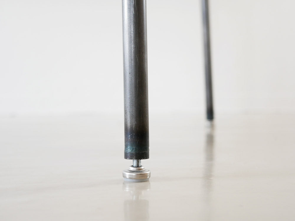 四角商店製150cmオークダイニングテーブル。パイン無垢集成材の天板とクリアラッカー塗装の鉄脚を特徴とする木製テーブル