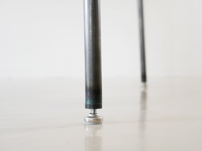 四角商店製150cmオークダイニングテーブル。パイン無垢集成材の天板とクリアラッカー塗装の鉄脚を特徴とする木製テーブル