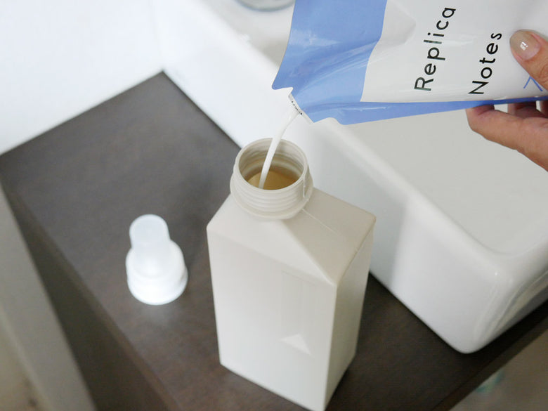 sarasa designのb2cランドリーボトル、HDPE製の本体にPPキャップが付いており、700mlと1000mlの容量が選べます