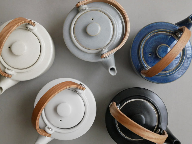 SALIUの祥SYO湯呑み、白陶器のシンプルな茶碗