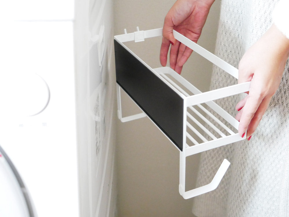 洗濯機横に取り付けられたホースホルダー付きマグネットラック