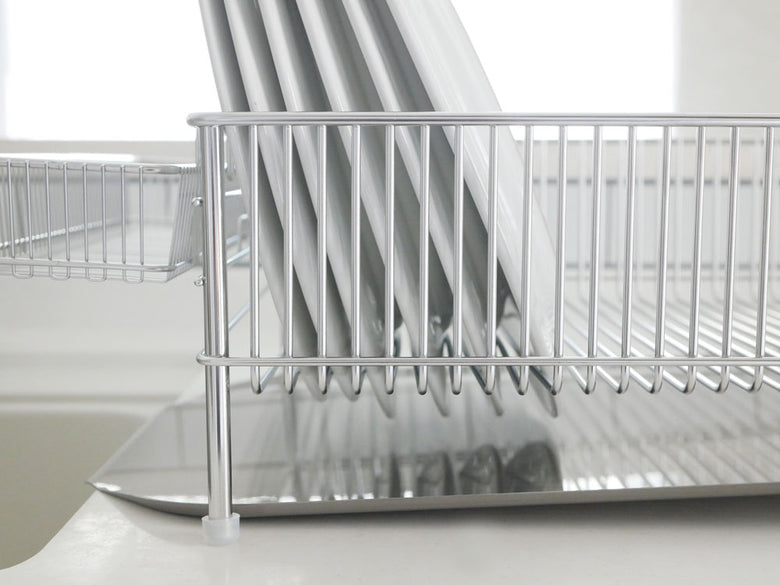 la baseブランドの3点セット水切りかご。18-8ステンレス製の縦置き小タイプのかご、シリコーンゴム足付きポケット、および水切りトレーが含まれたセット