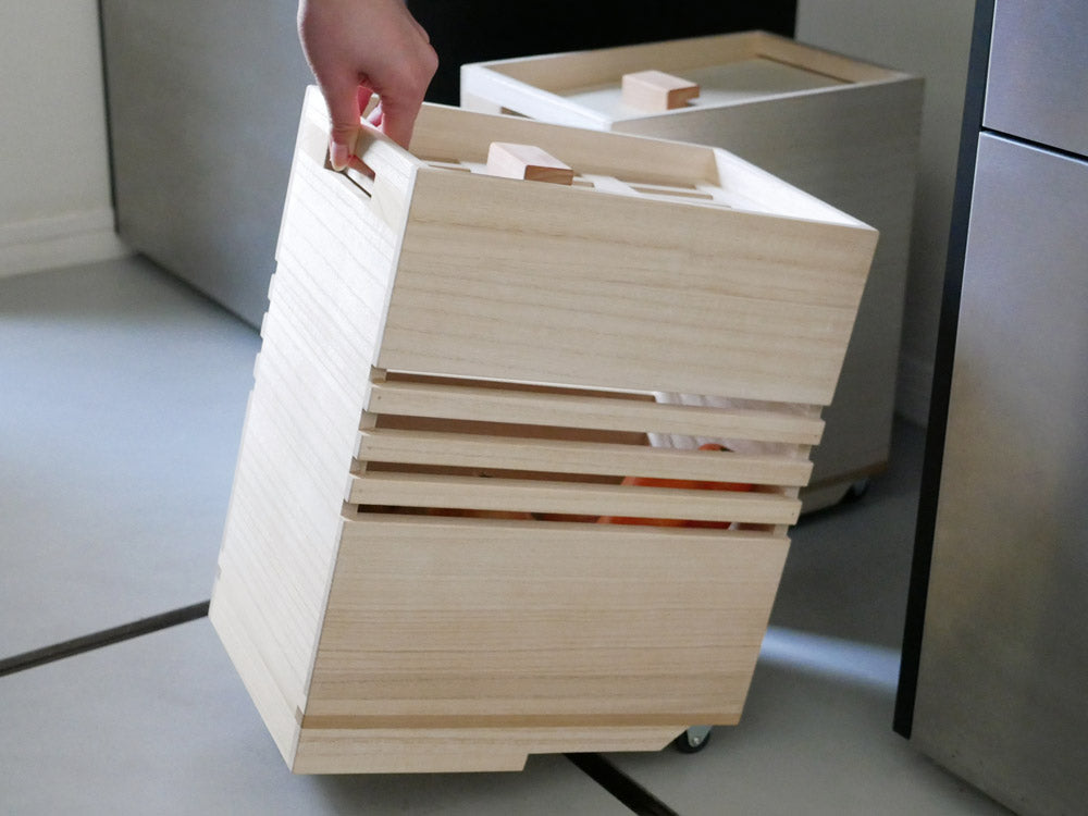 キャスター付き蜜蝋仕上げの野菜保存箱